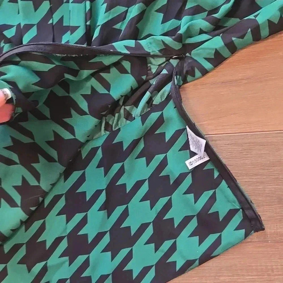 Geometric Green and Black Women's Top blouse - Picture 9 of 10